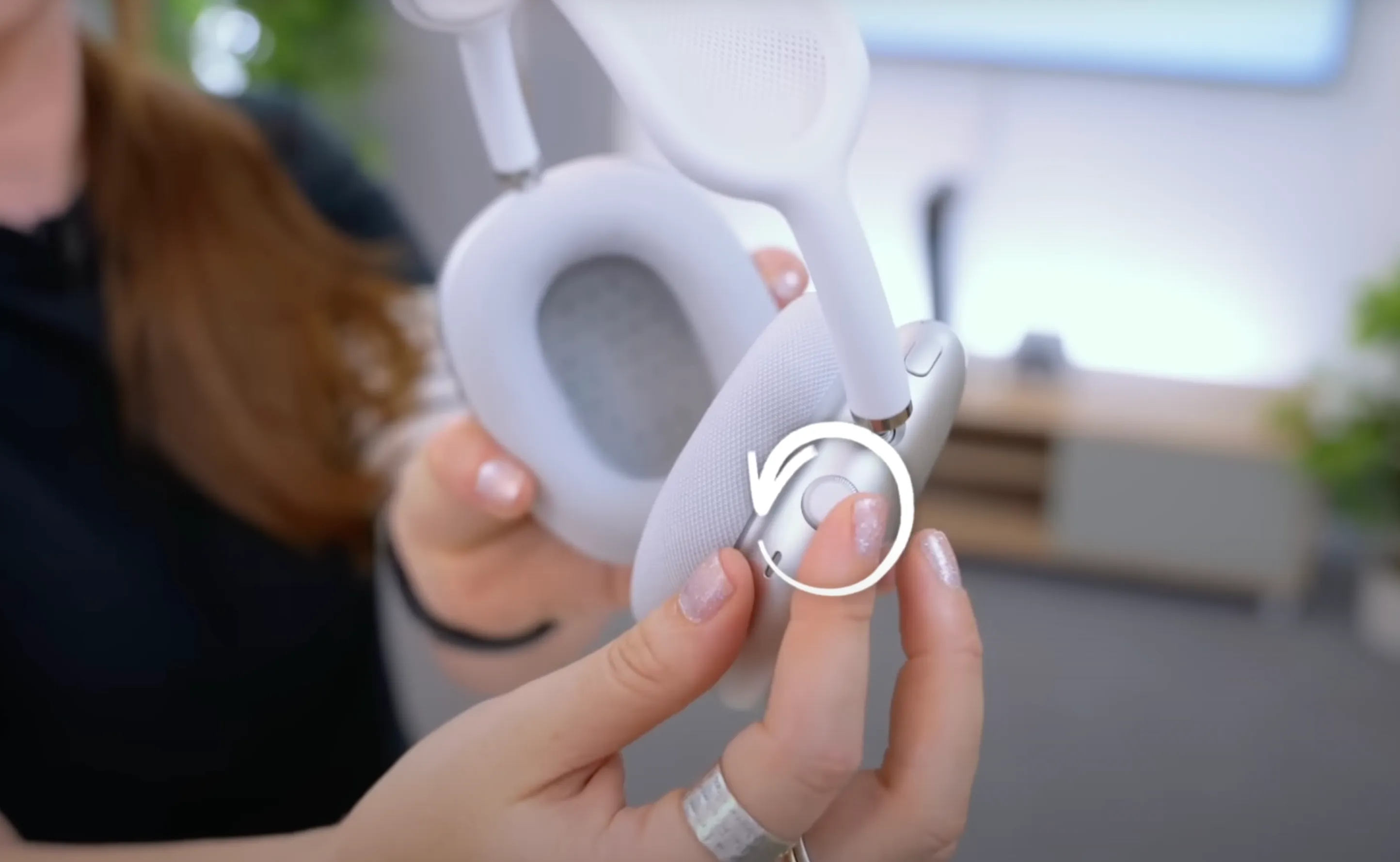Digital Crown -  tận dụng núm xoay ma thuật trên airpods max